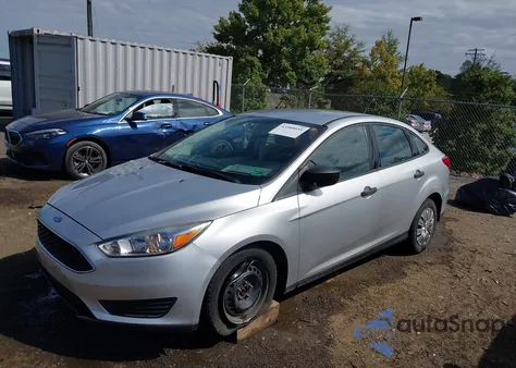 2018 Ford Focus S z USA, uszkodzony, nr VIN 1FADP3E28JL209534